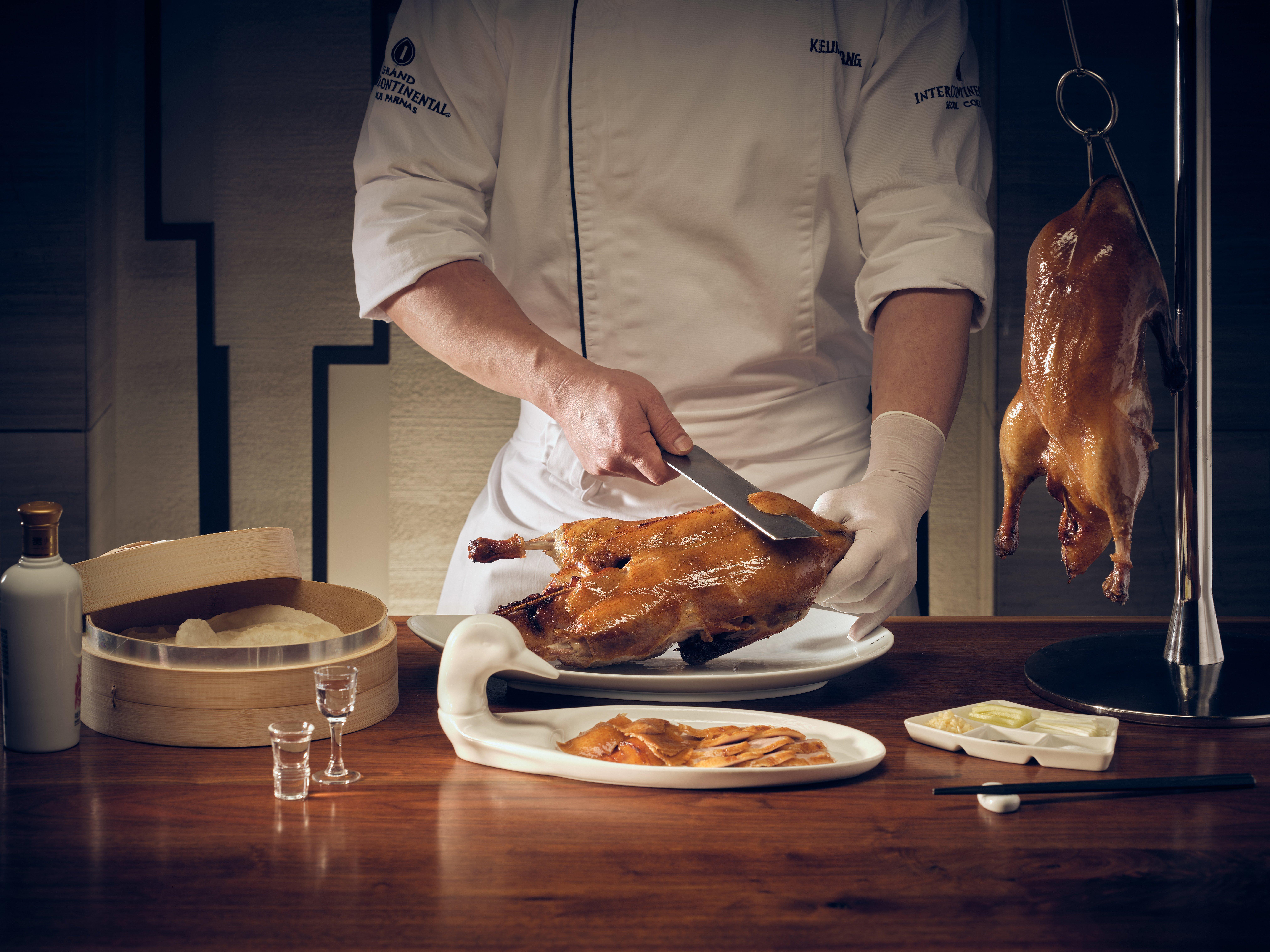 Intercontinental Seoul Coex, An Ihg Hotel Exteriér fotografie Chef preparing Peking duck