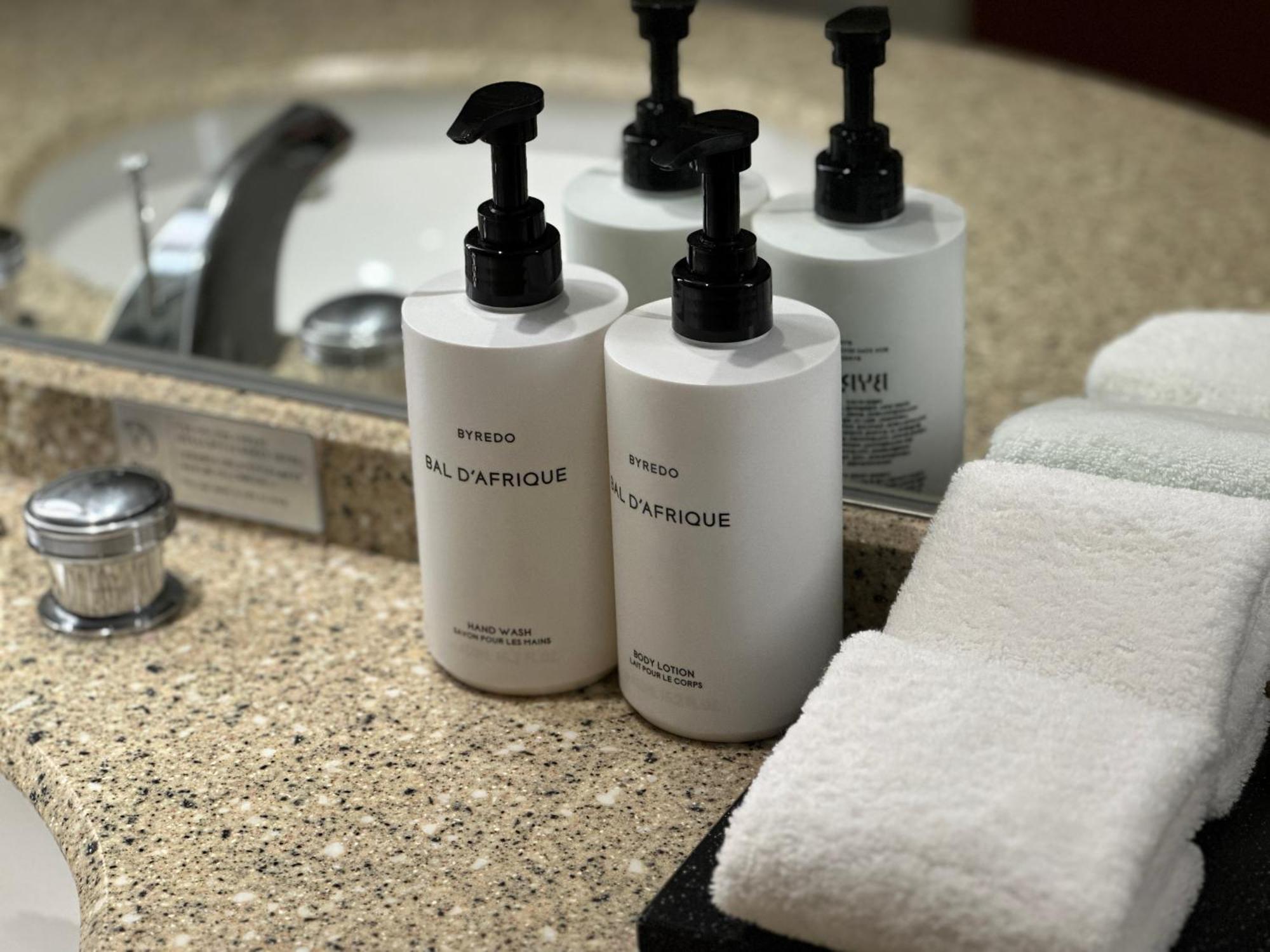 Intercontinental Seoul Coex, An Ihg Hotel Exteriér fotografie Soap and shampoo dispensers in a hotel bathroom